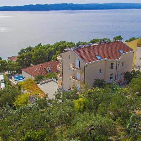 Family Friendly With A Swimming Pool Brela, Makarska - 20065 Apartment *