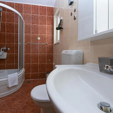 Family Friendly With A Swimming Pool Brela, Makarska - 20065 Apartment